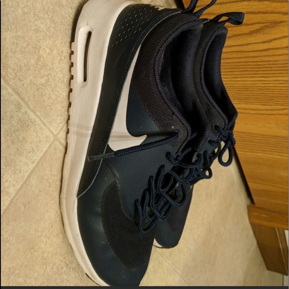 Women’s Nike tennis shoes